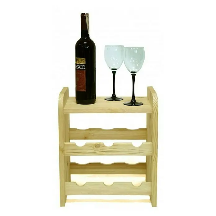 Proregal Flaschenregal Weinregal PINOTWINE C für 6 Flaschen - L x B x H: 26,5 x 34,4 x 36 cm, Holz - Ein hölzernes Weinregal mit einer Flasche Rotwein und zwei Weingläsern. Das Weinregal hat drei Ebenen zur Aufbewahrung von Flaschen.