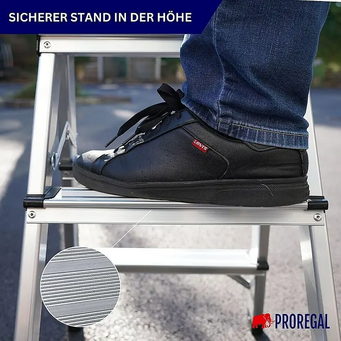 Proregal Doppel-Klapptritt APOLLO - Anzahl Tritte: 8 Stk., Belastbarkeit: 150 kg, Aluminium - Sicherer Stand in der Höhe. Das Bild zeigt eine Proregal Trittleiter mit einer Person, die darauf steht.