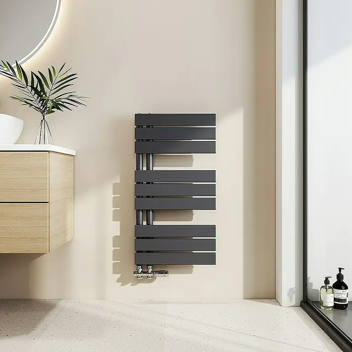 Emke Badheizkörper Flachrohr Handtuchwärmer Heatra - B x H: 40 x 76,2 cm, Anthrazit - Moderner, anthrazitfarbener Handtuchwärmer an der Wand im Badezimmer. Das stilvolle Design sorgt für warme Handtücher nach dem Duschen.