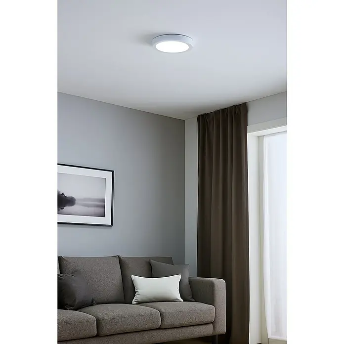 Eglo Foco downlight de superficie LED IDUN-E - 8 W, Ø x Al: 16 x 3,1 cm, Blanco frío - Lámpara de techo moderna en una sala de estar. La lámpara redonda y blanca ilumina la habitación y complementa el interior.