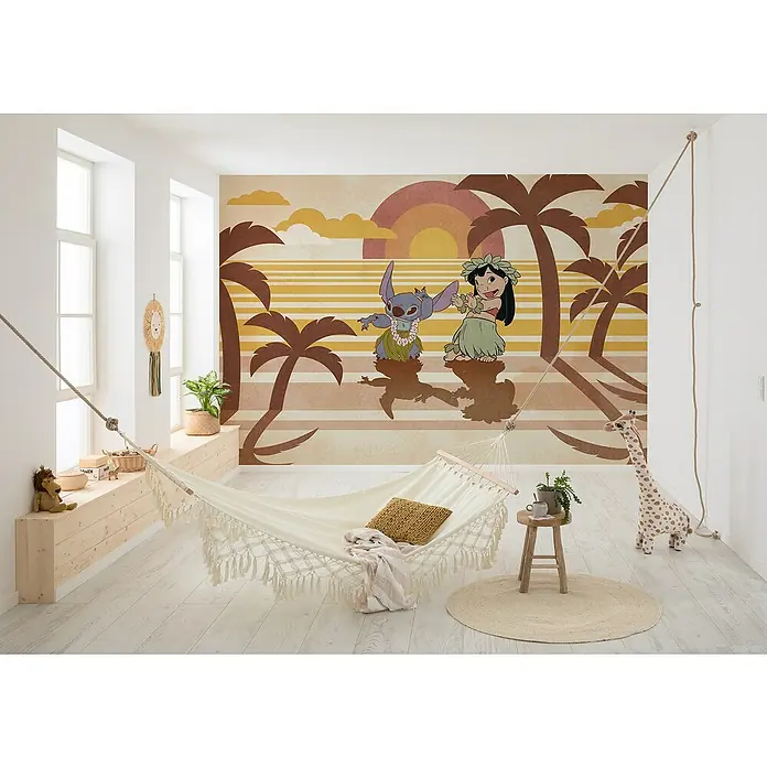 Komar Fototapete Disney Lilo and Stitch Hula Harmony - B x H: 350 x 250 cm, Vlies - Einladendes Kinderzimmer mit einer Hängematte vor einer bunten Wand mit Lilo und Stitch-Motiven, die zum Entspannen einlädt.