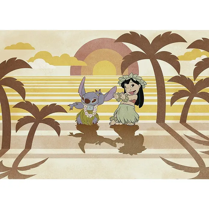 Komar Fototapete Disney Lilo and Stitch Hula Harmony - B x H: 350 x 250 cm, Vlies - Lilo und Stitch tanzen Hula vor einer tropischen Kulisse. Die hellen Farben und Retro-Design machen es zu einem fröhlichen Bild.