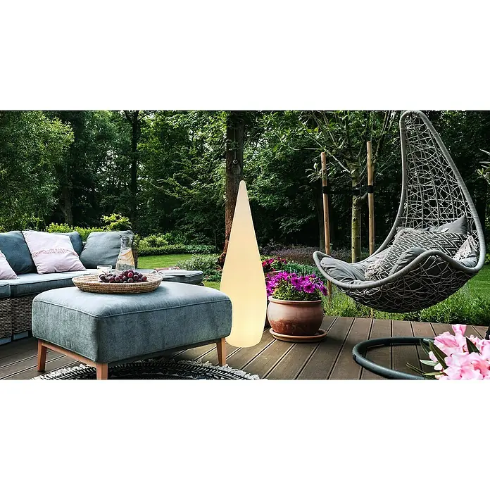 Globo Außenstehleuchte Vascon - Netzbetrieben, 10 W, Weiß, Mit Leuchtmittel, RGB, Ø x H: 36 x 120 cm - Gartenmöbel-Szene mit einem modernen Loungesofa, einem Ottomanen mit Obstschale, einer Bodenleuchte und einem hängenden Stuhl auf einer Holzterrasse.
