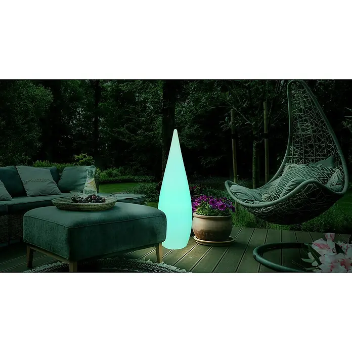 Globo Außenleuchte Vascon - Netzbetrieben, 10 W, Weiß, Mit Leuchtmittel, RGB, Ø x H: 36 x 120 cm - Ein modernes Outdoor-Ambiente mit einem beleuchteten kegelförmigen Gartenlicht, das eine gemütliche Atmosphäre schafft.