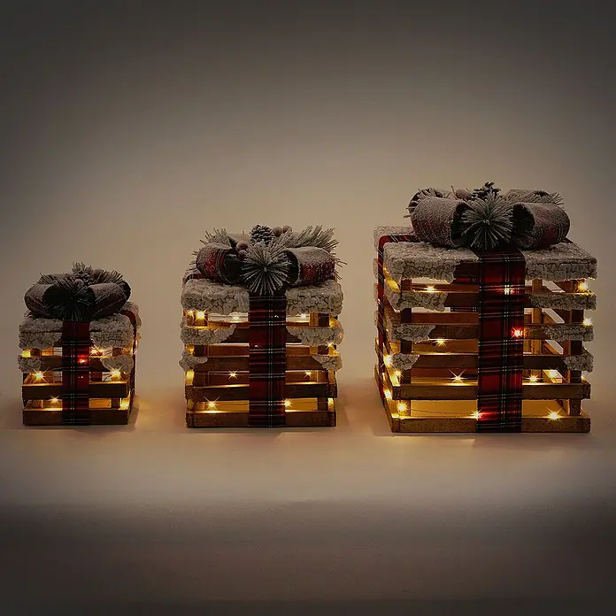 ECD Germany LED-Weihnachtsdekofigur LED Dekolicht Geschenkboxen Weihnacht Dekoobjekt - 26 x 26 x 28 cm, Braun, Rot, Grün, Akkubetrieben, LED - Dekoratives Set aus drei leuchtenden Geschenkboxen mit karierten Bändern und schneebedeckten Verzierungen für festliche Stimmung.