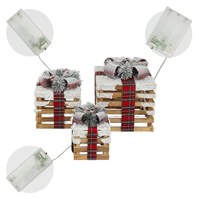 ECD Germany LED-Weihnachtsdekofigur LED Dekolicht Geschenkboxen Weihnacht Dekoobjekt - 26 x 26 x 28 cm, Braun, Rot, Grün, Akkubetrieben, LED - Drei dekorative, beleuchtete Geschenkboxen mit karierten Schleifen, die eine festliche Weihnachtsstimmung verbreiten.
