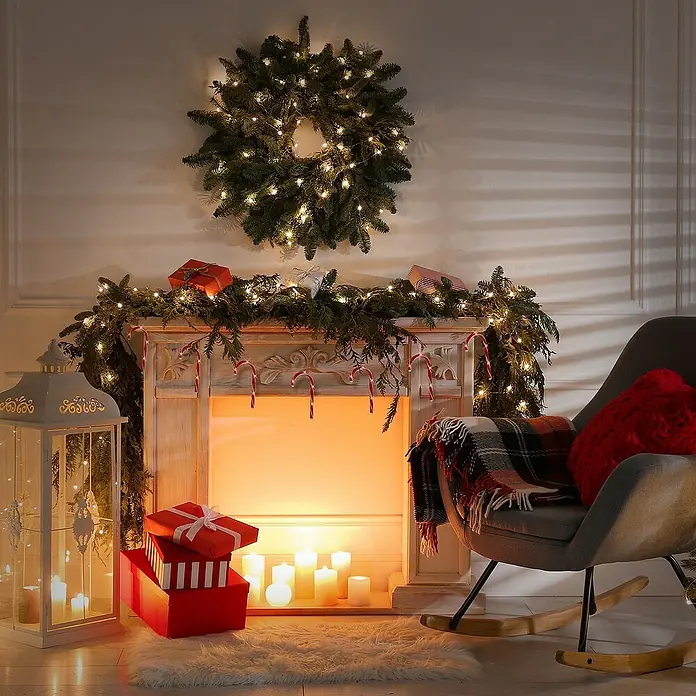 ECD Germany LED-Weihnachtsdekofigur LED Lichterkette Weihnachten Deko Beleuchtung Zuckerstäbe Candy Cane - 330 x 2 x 20 cm, Rot, Weiß, Akkubetrieben, LED - Weihnachtliche Kaminszene mit Kranz, Girlande, Geschenken, Laterne und Kerzen für eine festliche, gemütliche Atmosphäre im Raum.