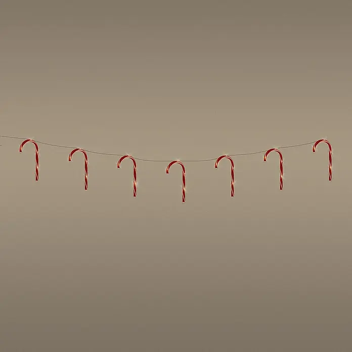 ECD Germany LED-Weihnachtsdekofigur LED Lichterkette Weihnachten Deko Beleuchtung Zuckerstäbe Candy Cane - 330 x 2 x 20 cm, Rot, Weiß, Akkubetrieben, LED - Eine Reihe von sieben leuchtenden Zuckerstangen, die an einer Schnur hängen und eine festliche Dekoration für Weihnachten darstellen.
