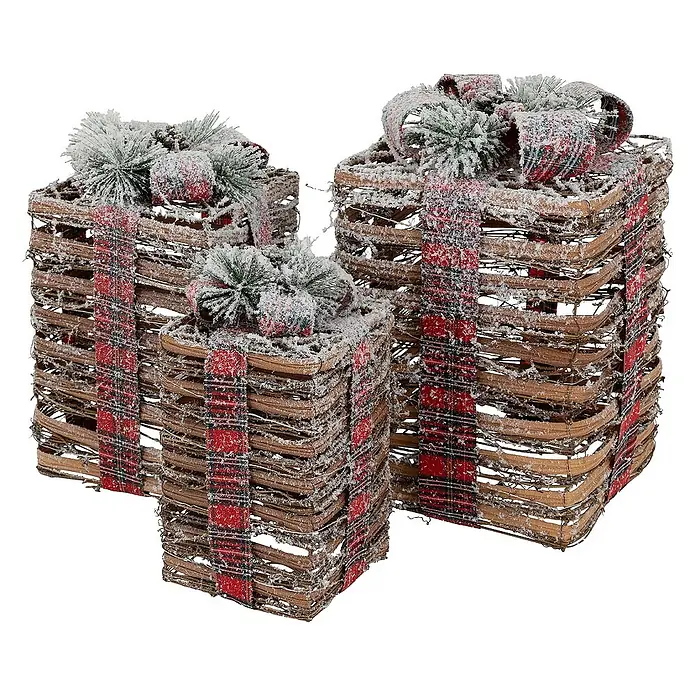 ECD Germany LED-Weihnachtsdekofigur LED Dekolicht Geschenkboxen Weihnacht Dekoobjekt - 25,5 x 25,5 x 42 cm, Braun, Rot, Grün, Akkubetrieben, LED - Drei dekorative Geschenkboxen aus Weide mit karierten Bändern und künstlichem Schnee für festliche Akzente.