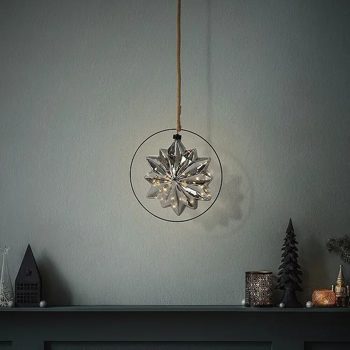 ECD Germany LED-Weihnachtsdekofigur Kugelleuchte Weihnachtkugel LED Dekokugel Pendelleuchte Lichterkugel - 25 x 2 x 105 cm, Grau, Akkubetrieben, LED - Ein silberner Stern mit Lichtern in einem schwarzen Metallkreis hängt an einer Kordel vor einer Wand.