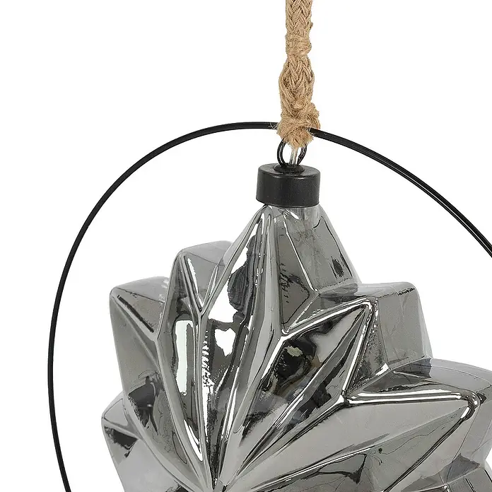 ECD Germany LED-Weihnachtsdekofigur Kugelleuchte Weihnachtkugel LED Dekokugel Pendelleuchte Lichterkugel - 25 x 2 x 105 cm, Grau, Akkubetrieben, LED - Nahaufnahme eines silbernen Sternornaments, das von einem schwarzen Metallring mit Juteseilaufhängung umgeben ist.