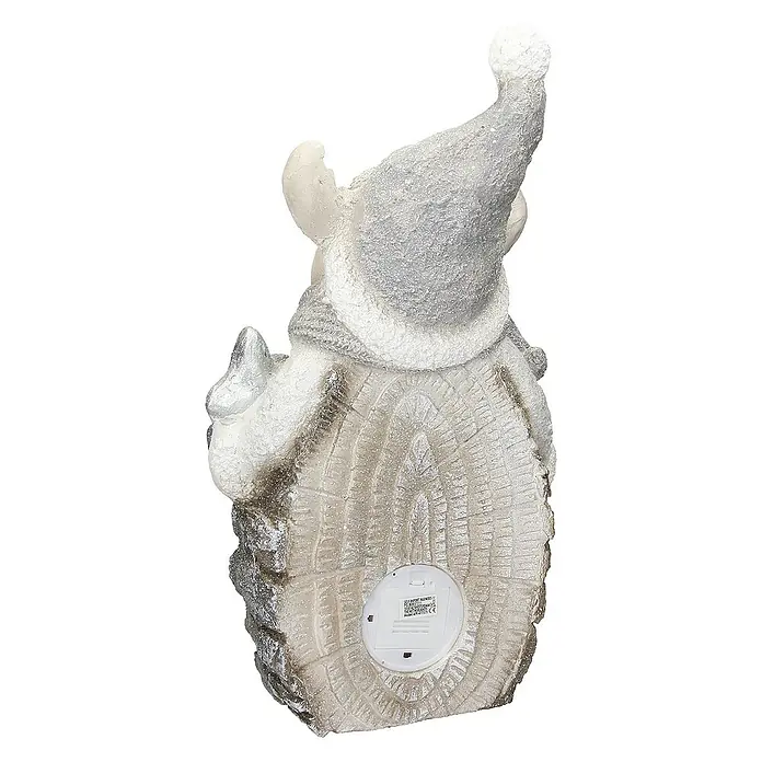 ECD Germany LED-Weihnachtsdekofigur 3D Deko Aufsteller Ornament Weihnacht Dekofigur - 28 x 14 x 51 cm, Weiß, Grau, Akkubetrieben, LED - Nahaufnahme der Rückseite einer grauen Gartenzwergfigur, die auf einem Baumstumpf sitzt und einen grauen Hut mit Bommel trägt.