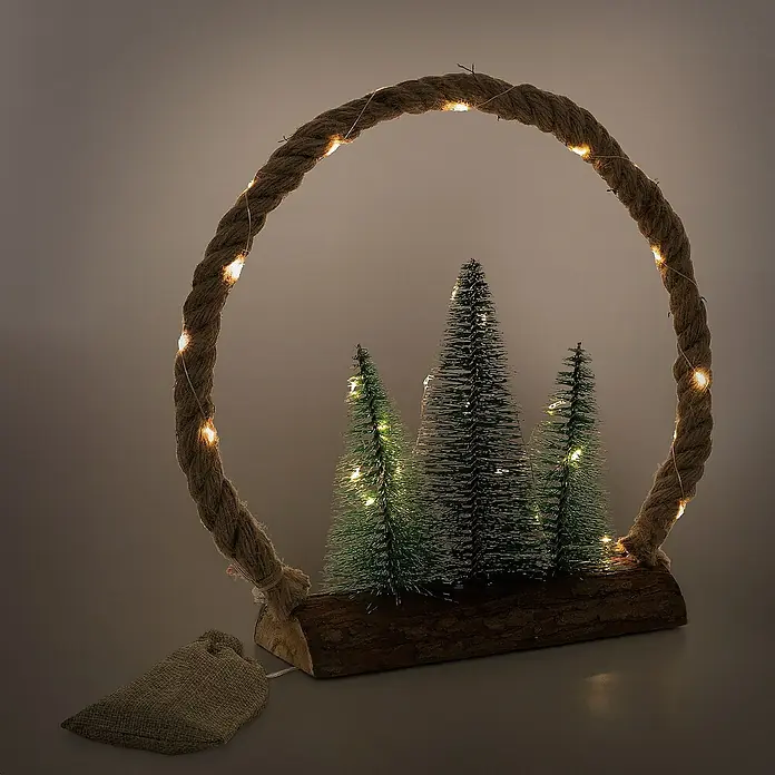 ECD Germany LED-Weihnachtsdekofigur Dekobaum beleuchtete Winterlandschaft Tannenbaum Deko Holzbaum - 34 x 7,5 x 30 cm, Braun, Grün, Akkubetrieben, LED - Weihnachtsdekoration mit LED-Lichtern: Eine rustikale Szene mit Tannenbäumen in einem Seilrahmen auf einem Holzsockel.