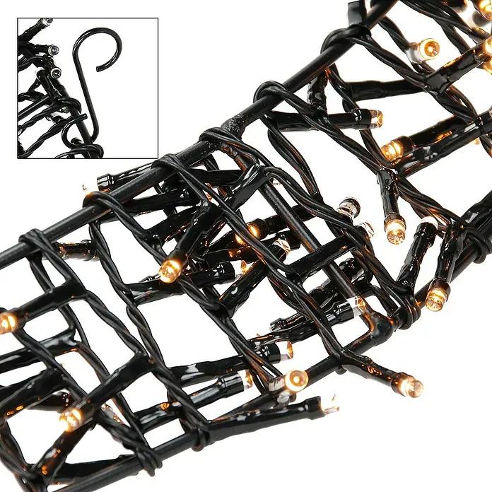 ECD Germany LED-Weihnachtsdekofigur Wandkranz Hängekranz Weihnachts Kranz Lichterkranz Dekorationskranz - 48 x 6 x 48 cm, Schwarz, Netzbetrieben, LED - Detailaufnahme eines LED-Lichtervorhangs mit warmweißem Licht und schwarzem Kabel. Inklusive Haken zur einfachen Befestigung.