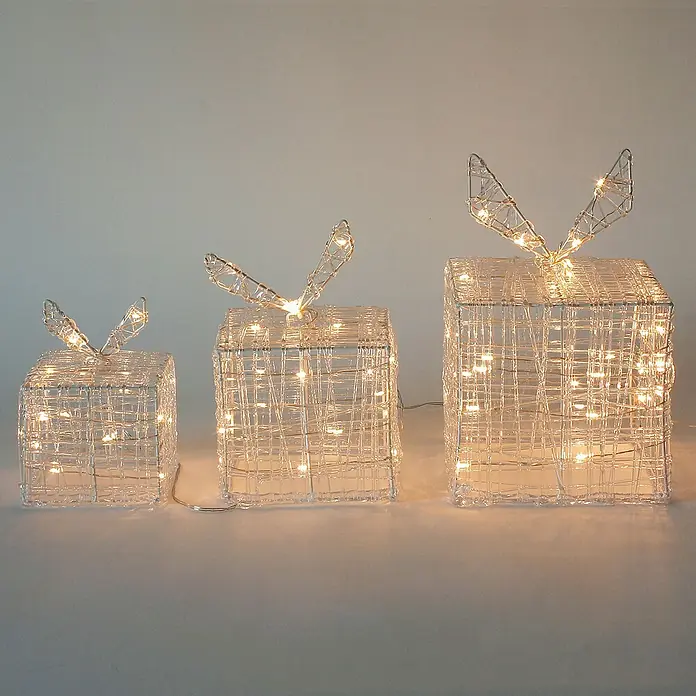 ECD Germany LED-Weihnachtsdekofigur LED Dekolicht Geschenkboxen Weihnacht Dekoobjekt - 20 x 20 x 29 cm, Weiß, Netzbetrieben, LED - Drei leuchtende Geschenkboxen in verschiedenen Größen, umhüllt von feinem Drahtgeflecht, für eine festliche Dekoration.