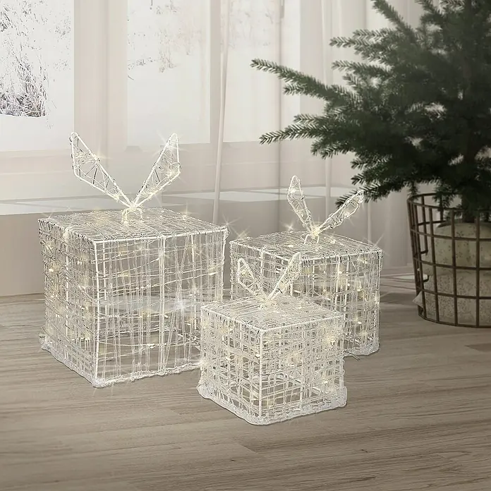 ECD Germany LED-Weihnachtsdekofigur LED Dekolicht Geschenkboxen Weihnacht Dekoobjekt - 20 x 20 x 29 cm, Weiß, Netzbetrieben, LED - Ein festliches Arrangement mit drei leuchtenden Geschenkboxen mit Schleifen, die eine warme und einladende Weihnachtsstimmung verbreiten.