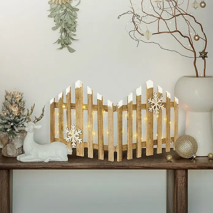 ECD Germany LED-Weihnachtsdekofigur Deko Holz Zaun Mini Gartenzaun Mini-Lattenzaun mit LED Winter Gatter - 2 x 77 x 38 cm, Braun, Akkubetrieben, LED - Festliche Dekoration mit einem rustikalen Holzzaun, der mit Lichtern und Schneeflocken geschmückt ist, für eine warme Winteratmosphäre.