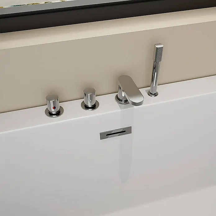 Home Deluxe Eckbadewanne AMBER - Weiß - Nahaufnahme einer eleganten Badewannenarmatur mit stilvollem Design und präziser Verarbeitung.