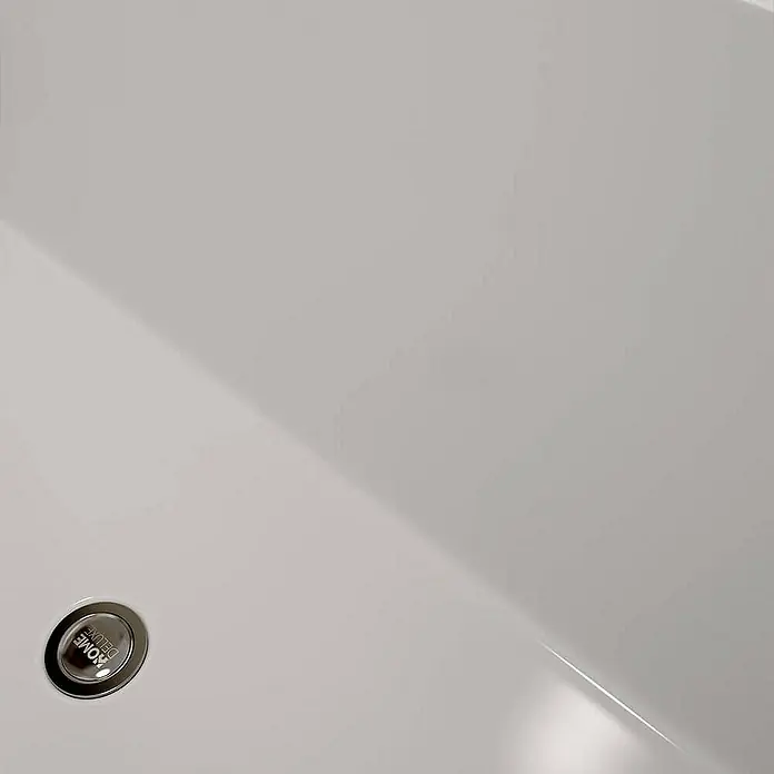 Home Deluxe Eckbadewanne AMBER - Weiß - Detailansicht eines Waschbeckens mit Chromablaufgarnitur. Das Design des Waschbeckens ist schlicht und modern.