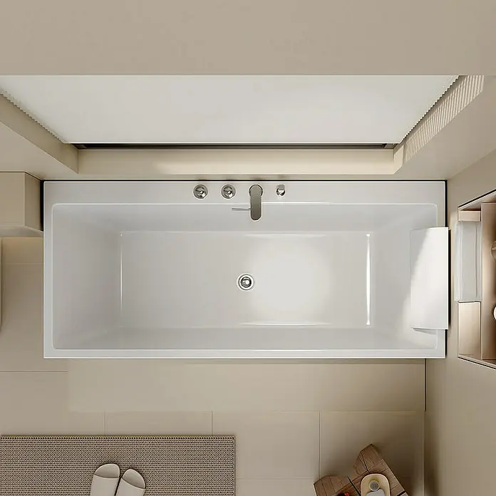 Home Deluxe Eckbadewanne AMBER - Weiß - Draufsicht auf eine moderne, rechteckige Badewanne in einem hellen Badezimmer. Die Armaturen sind schlicht und das Design minimalistisch.