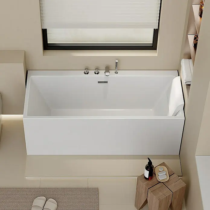 Home Deluxe Eckbadewanne AMBER - Weiß - Ein hochauflösendes Bild einer modernen, weißen Badewanne unter einem Fenster, das eine ruhige und entspannende Badezimmeratmosphäre ausstrahlt.
