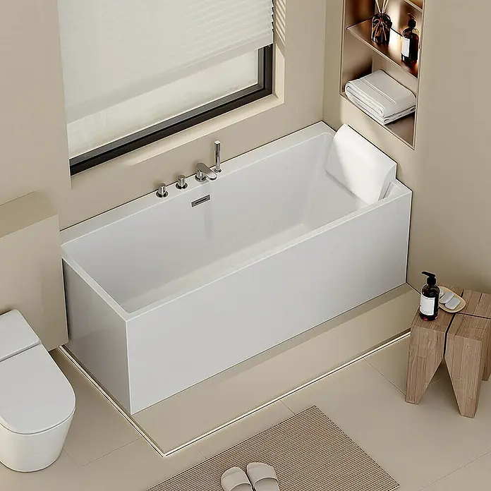 Home Deluxe Eckbadewanne AMBER - Weiß - Stilvolle, rechteckige Badewanne mit Armaturen und Kopfstütze in einem modernen Badezimmer mit neutralen Farbtönen.