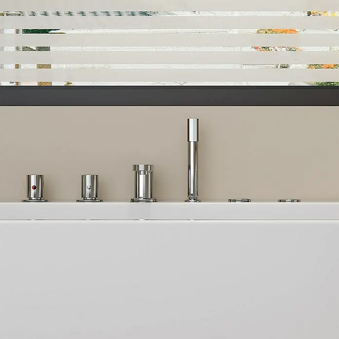 Home Deluxe Eckbadewanne AMBER inkl. Whirlpool-Funktion - Weiß - Badezimmerarmatur mit verchromten Bedienelementen und Brausekopf, minimalistisches Design für moderne Bäder.