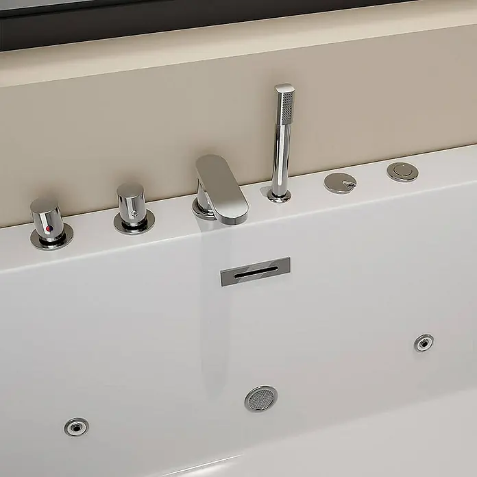 Home Deluxe Eckbadewanne AMBER inkl. Whirlpool-Funktion - Weiß - Nahaufnahme einer modernen Badewanne mit eleganten Armaturen und Hydromassagedüsen, die Luxus und Entspannung verspricht.