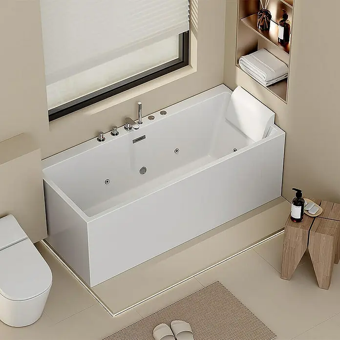Home Deluxe Eckbadewanne AMBER inkl. Whirlpool-Funktion - Weiß - Ein modernes Badezimmer mit einer stilvollen, rechteckigen Badewanne in Weiß, ergänzt durch ein minimalistisches Design.