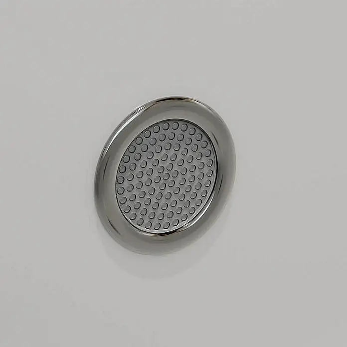 Home Deluxe Eckbadewanne AMBER inkl. Whirlpool-Funktion - Weiß - Nahaufnahme einer runden Duschkopf-Abdeckung aus Metall mit Löchern auf einer weißen Oberfläche.