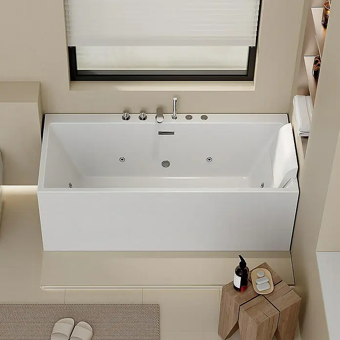 Home Deluxe Eckbadewanne AMBER inkl. Whirlpool-Funktion - Weiß - Moderne, rechteckige Whirlpool-Badewanne in Weiß mit Armaturen, eingebaut unter einem Fenster, mit kleinem Beistelltisch.