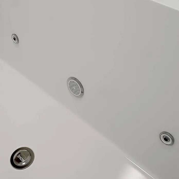 Home Deluxe Eckbadewanne AMBER inkl. Whirlpool-Funktion - Weiß - Detailaufnahme einer weißen Badewanne mit eingebauten Düsen, die für Entspannung sorgen.