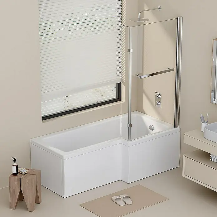 Home Deluxe Eckbadewanne ELARA - Weiß - Ein Badezimmer mit einer weißen Badewanne mit Duschabtrennung, ergänzt durch einen passenden Waschtisch und eine Ablagefläche.