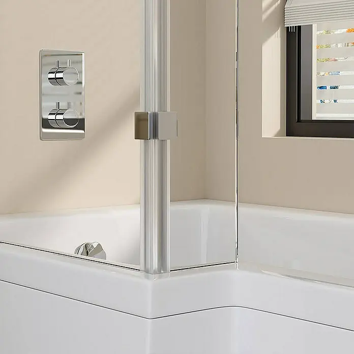 Home Deluxe Eckbadewanne ELARA -  - Nahaufnahme einer Badewanne mit Duschabtrennung und Armaturen an der Wand, die ein modernes Badezimmerdesign präsentieren.