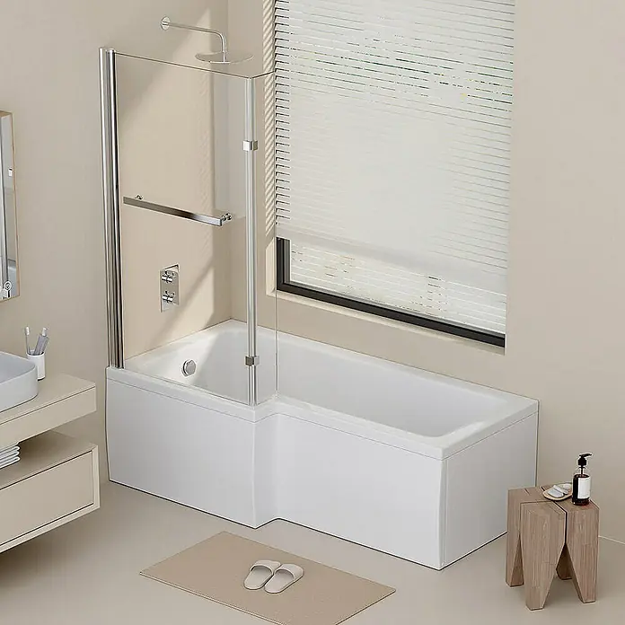 Home Deluxe Eckbadewanne ELARA -  - Modernes Badezimmer mit einer weißen, rechteckigen Badewanne und einer Duschabtrennung aus Glas für ein entspannendes Badeerlebnis.