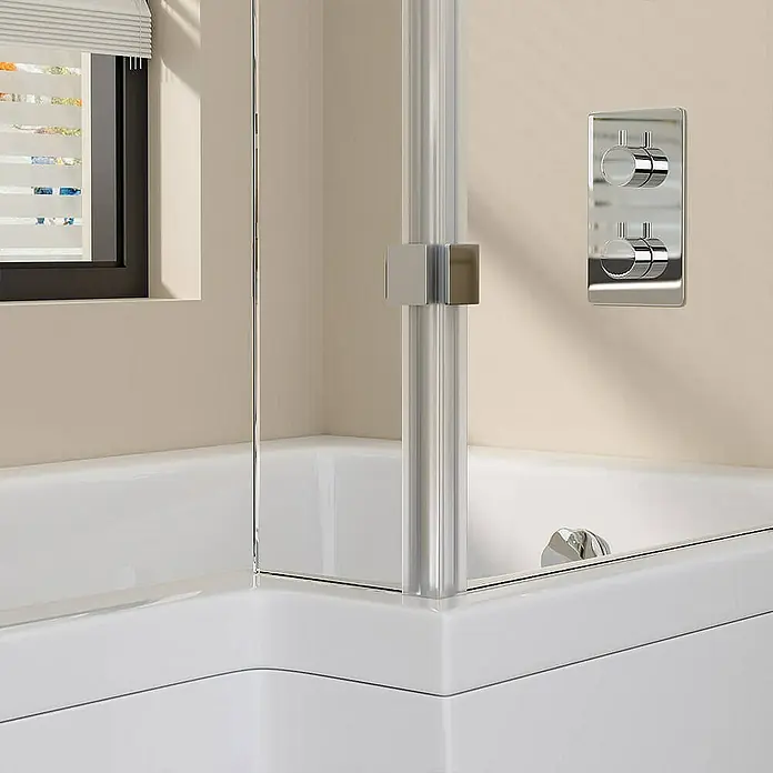 Home Deluxe Eckbadewanne ELARA - Weiß - Nahaufnahme einer Badewannenarmatur mit Duschabtrennung, die durch klare Linien und Chromdetails ein modernes Badezimmerdesign zeigt.