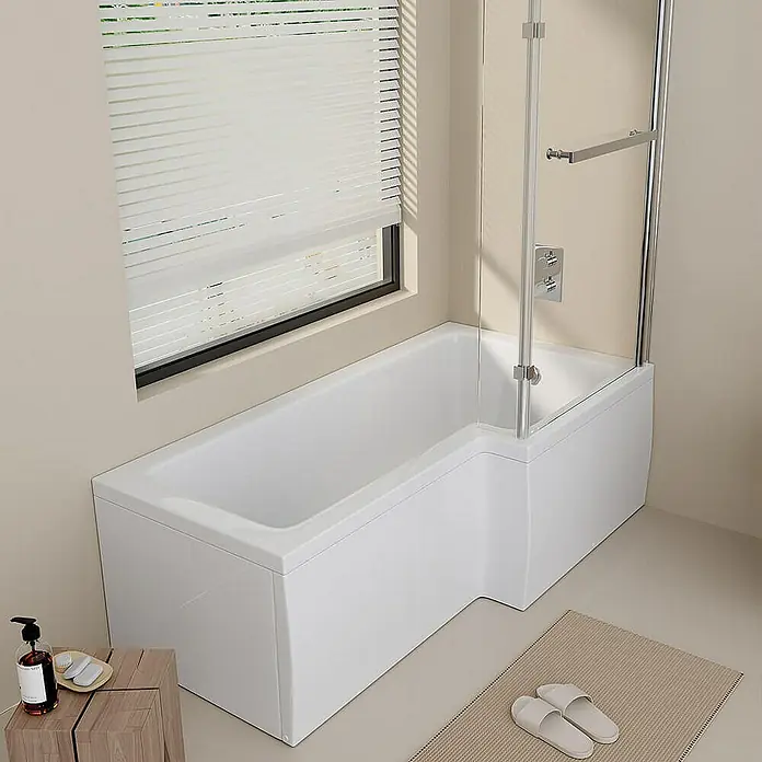 Home Deluxe Eckbadewanne ELARA - Weiß - Ein modernes Badezimmer mit einer weißen, L-förmigen Badewanne und einer Duschabtrennung aus Glas. Ein Fenster sorgt für Helligkeit.