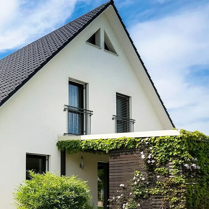 ECD Germany Fenstergitter Französischer Balkon Balkongeländer Balkongitter Fenstergitter -  - Ein modernes, zweistöckiges Haus mit dunklem Dach, weißen Wänden und einem Balkon mit üppigem Grün, das einen Hauch von Natur vermittelt.