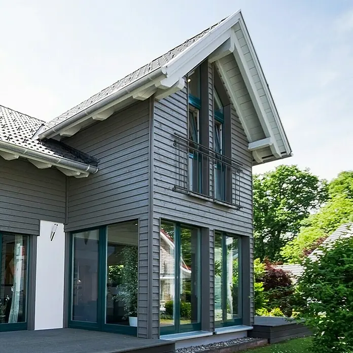 ECD Germany Fenstergitter Französischer Balkon Balkongeländer Balkongitter Fenstergitter -  - Moderne Hausfassade mit grauer Holzverkleidung, großen Fenstern und einem kleinen Balkon. Die Architektur verbindet schlichte Eleganz mit natürlichem Design.