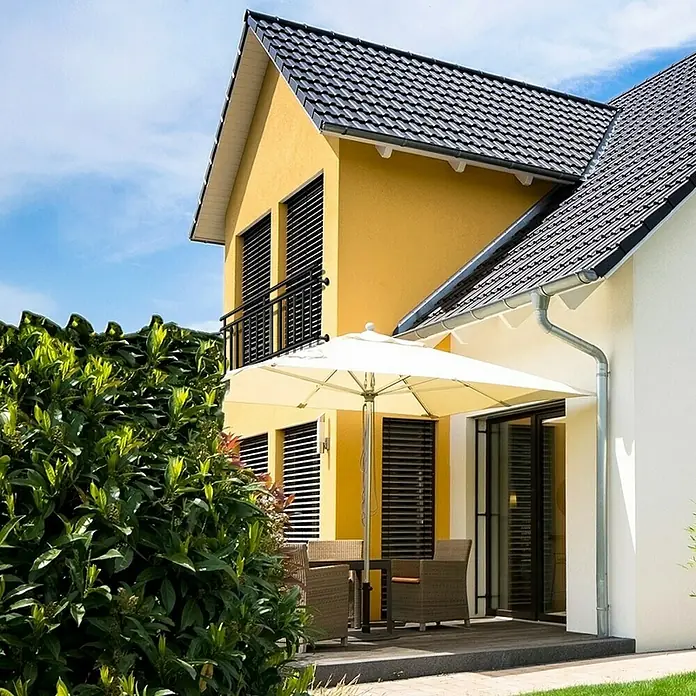 ECD Germany Fenstergitter Französischer Balkon Balkongeländer Balkongitter Fenstergitter -  - Bild eines modernen Hauses mit stilvollem Sonnenschirm über einer Sitzgruppe, ideal für entspannte Stunden im Freien.
