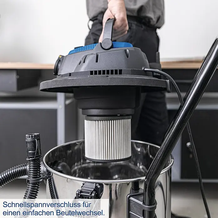Scheppach Elektro-Nass- & Trockensauger VC50 - Behältervolumen: 50 l, Manuell - Bild eines Nass- und Trockensaugers mit blauem Akzent. Der Filter ist sichtbar und der Behälter ist aus Edelstahl.