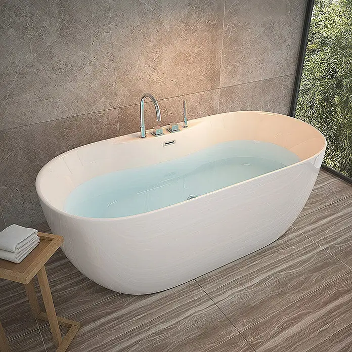 Home Deluxe Freistehende Badewanne LENI inkl. silberner Armatur - Weiß - Ein elegantes, freistehendes Bad mit Wasser gefüllt, mit Armaturen und Handtüchern auf einem Beistelltisch.