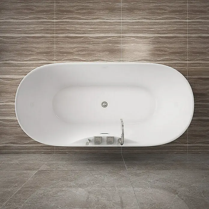 Home Deluxe Freistehende Badewanne LENI inkl. silberner Armatur - Weiß - Freistehende Badewanne in Weiß mit Armaturen vor braun gemusterter Wand und Fliesenboden.