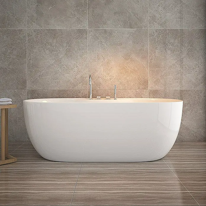 Home Deluxe Freistehende Badewanne LENI inkl. silberner Armatur - Weiß - Elegante freistehende Badewanne in einem stilvollen Badezimmer mit Fliesenboden und Wandverkleidung. Das perfekte Entspannungsparadies.