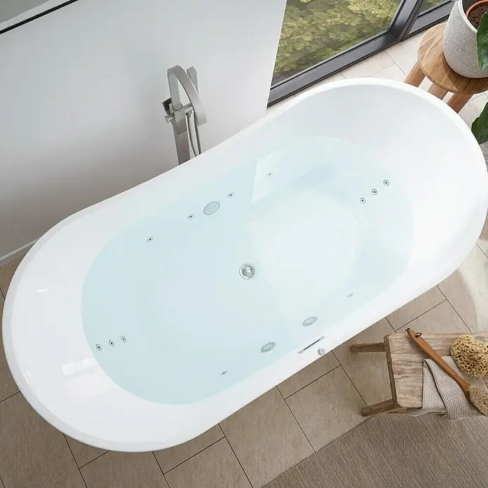Home Deluxe Freistehende Badewanne OVALO PLUS - Weiß - Blick von oben auf eine mit Wasser gefüllte Badewanne mit Massagedüsen, die zum Entspannen und Wohlfühlen einlädt. Elegantes Design für Ihr Badezimmer.