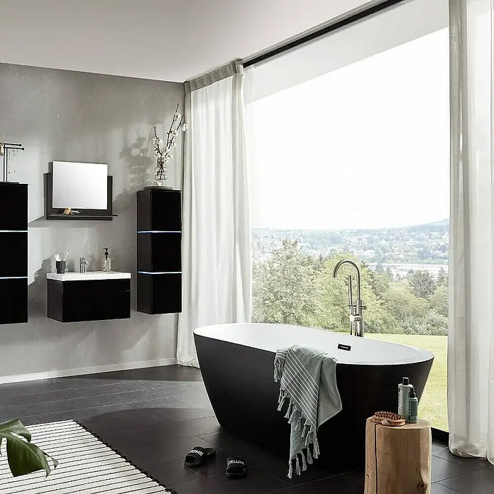 Home Deluxe Freistehende Badewanne CODO - Schwarz - Freistehende Badewanne im modernen Badezimmer mit großem Fenster und minimalistischem Design.