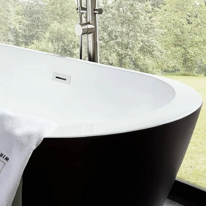 Home Deluxe Freistehende Badewanne CODO - Schwarz - Freistehende Badewanne in Schwarz und Weiß mit Armatur und Handtuch, die Eleganz und Komfort im Badezimmer vereint.