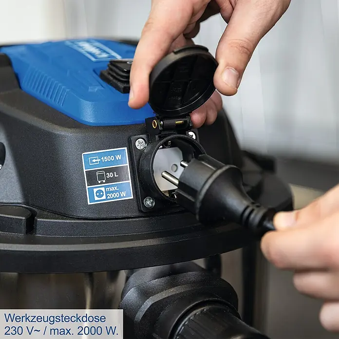 Scheppach Elektro-Nass- & Trockensauger VC30 Premium - 1.500 W, Behältervolumen: 30 l, Halbautomatisch - Nahaufnahme eines Scheppach-Saugers mit Werkzeugsteckdose, an die ein Stecker angeschlossen wird.
