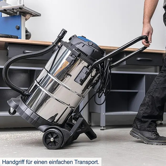 Scheppach Elektro-Nass- & Trockensauger VC50 - Behältervolumen: 50 l, Manuell - Ein Industriesauger mit Edelstahlbehälter wird mit einem Handgriff für einfachen Transport gezogen.