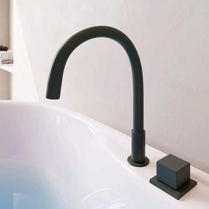 Home Deluxe Freistehende Badewanne LENI inkl. schwarzer Armatur - Weiß Schwarz - Elegante, mattschwarze Armatur über einer modernen Badewanne, die minimalistisches Design und Funktionalität vereint. Perfekt für stilvolle Badezimmer.
